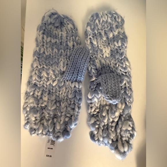 GAP Blue And White Chunky Knit Gloves Mittens NWT - Picture 3 of 3
